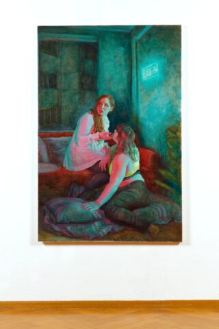 Ein Gemälde, das zwei Frauen zeigt, die in einem schummrigen Raum auf dem Boden sitzen – die eine in einem weißen Kleid, die andere in Freizeitkleidung –, hinter ihnen an der Wand ein beleuchtetes „Ausgang“-Schild.