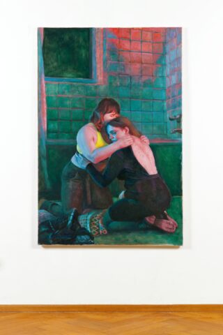 Ein Gemälde zeigt zwei Frauen, die in einem gefliesten Badezimmer knien und sich umarmen, wobei die eine die andere tröstet. Kleidung und Schuhe liegen verstreut auf dem Boden in der Nähe.