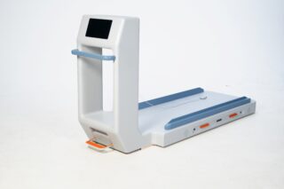 Ein modernes Laufband mit Digitalanzeige, Seitengeländern und einer blau-orangefarbenen Farbgebung steht auf einer weißen Fläche.