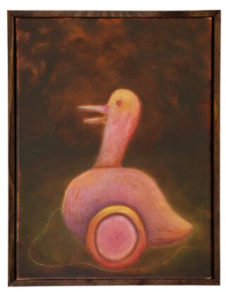 Ein Gemälde, das eine rosa Holzente mit Rädern vor einem dunklen, sanft verschwommenen Hintergrund zeigt.
