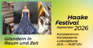 Eine Person in einem blauen Abendkleid steht neben großen Metallskulpturen. Ein Text wirbt für das Haake-Festival 2026 im Kunstzentrum Karlskaserne Ludwigsburg am 25. September um 19:30 Uhr.