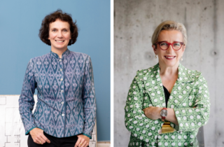 Zwei Frauen stehen in separaten Porträts nebeneinander; die eine trägt eine blau gemusterte Jacke, die andere einen grün gemusterten Blazer, und beide lächeln vor unterschiedlichen Hintergründen in die Kamera.