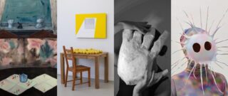 Vier zeitgenössische Kunstwerke: eine gemalte häusliche Szene, ein Tisch mit Zitronen und einem gelben Gemälde, eine Person, die eine große Handskulptur hält, und eine Figur, die eine stachelige, abstrakte Maske trägt.
