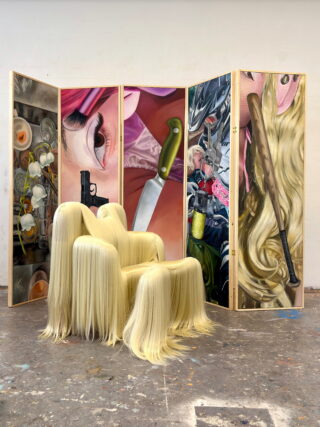 Vierteiliger bemalter Paravent mit surrealen Nahaufnahmen. Im Vordergrund stehen drei Stühle, die vollständig mit langem, blondem Kunsthaar bedeckt sind und sich nahtlos in die gemalte Szene hinter ihnen einfügen.