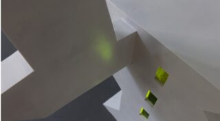 Abstrakte geometrische weiße Struktur mit kantigen Formen und drei kleinen grünen, durchscheinenden Quadraten, die in ihre Oberfläche eingebettet sind.