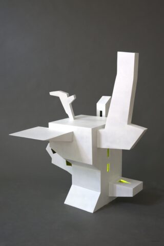 Abstrakte weiße geometrische Skulptur mit kantigen Formen und kleinen neongelben Öffnungen, präsentiert vor einem schlichten dunklen Hintergrund.