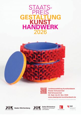 Eine farbenfrohe, zylindrische Skulptur aus gerollten roten Elementen und flachen blauen und orangefarbenen kreisförmigen Flächen, oberhalb und unterhalb derer Angaben zu Ausstellung und Auszeichnungen zu lesen sind.