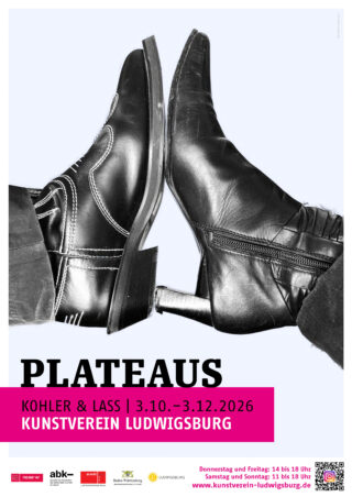 Zwei Personen, die schwarze Lederstiefel tragen, berühren vor einem weißen Hintergrund die Spitzen ihrer Schuhe miteinander. Der darunter stehende Text wirbt für eine Kunstausstellung namens „PLATEAUS“ im Kunstverein Ludwigsburg.