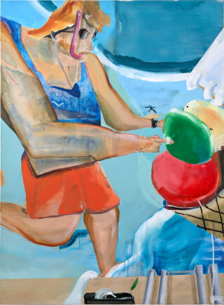 Eine Person mit Schnorchelmaske und orangefarbenen Shorts steht am Wasser und hält bunte, runde Gegenstände in der Hand; im Hintergrund sind blaue und weiße Elemente zu sehen.