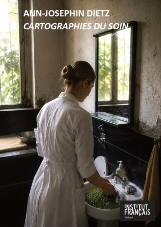 Eine Frau in einem weißen Gewand steht in einer rustikalen Küche am Spülbecken und wäscht grüne Erbsen, während sich im Fenster das Grün der Umgebung spiegelt. Der Text lautet: „Ann-Josephin Dietz Cartographies du Soin“.