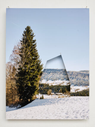 Eine verschneite Landschaft mit Bäumen und Hügeln, in der ein geometrischer Ausschnitt eine andere Perspektive auf dieselbe Szene freigibt.