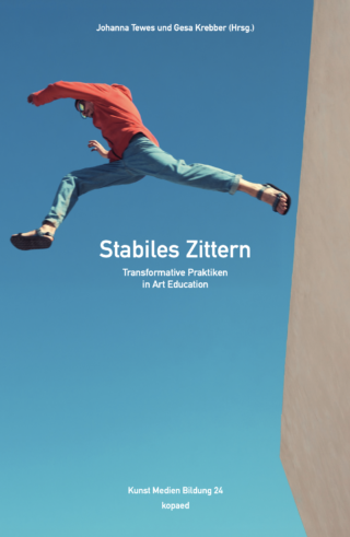 Eine Person in Jeans und roter Jacke springt vor dem Hintergrund eines strahlend blauen Himmels in die Luft, wobei ein Fuß in Richtung einer beigen Wand ausgestreckt ist. Über dem Bild ist weißer deutscher Text eingeblendet.