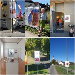 Collage einer Frau, die mit Plakaten und Bannern posiert, die für eine Ausstellung zum Thema „Staatsgestaltung, Kunst, Handwerk“ auf einem Stadtplatz und in einer Galerie werben.