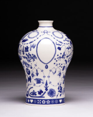 Weiße Porzellanvase, verziert mit blauen Mustern, die verschiedene kleine Symbole, Formen und Figuren zeigen.