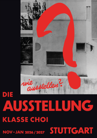 Schwarz-Weiß-Foto eines Gebäudes mit einem großen roten Fragezeichen. Der Text auf Deutsch lautet: „Die Ausstellung, Klasse Choi, Nov.–Jan. 2026/2027, Stuttgart“.